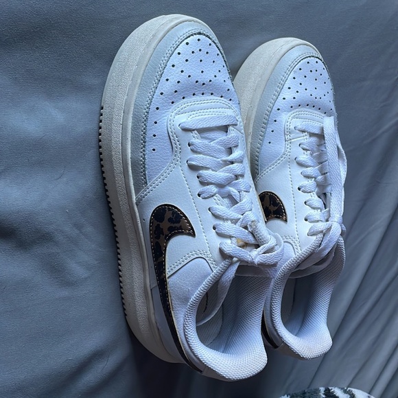 I am selling these Nike cheetah platforms size 8 - Picture 2 of 4